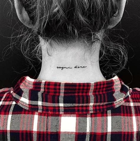 tatuaje nuca palabra|30 tatuajes en la nuca con significado para mujeres y hombres